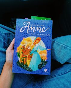 a person holding up a book in their lap with the title'anne, la casa para sonhos '