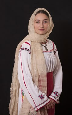 Romanian Culture, Christian Veils, Romanian Women, Europe Culture, Folk Dresses, Folk Costume, World Cultures, Traditional Clothing, Costume Dress