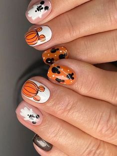 Spooky Nails Disney, Disney Mickey Halloween Nails, Orange Disney Nails, Pumpkin Short Nails, Mickey Nails Halloween, Halloween Disneyland Nails, Halloween Disney Nails Acrylic, Disneyland Nails Halloween, Disney Pumpkin Nails