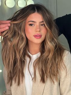 Balayage Color Miel, Balayage Hair Caramel, Medium Length Wavy Hair, Rambut Brunette, Dark Blonde Hair Color, Brown Hair Inspo, Brown Hair Balayage, Honey Hair, Light Hair Color