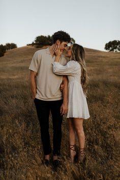 Summer engagement photos in a field at golden hour summer engagement photo outfit inspiration neutral colors and couple in love at sunset November Photoshoot Ideas Couple, Engagement Photos Height Difference, Dreamy Couples Photography, Park Couple Photoshoot, Couples Fall Photoshoot, Couple Fall Photoshoot, Fall Couples Photoshoot, Engagement Shoots Poses, Fall Engagement Shoots