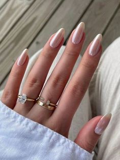 Clique no link da bio e saiba mais! White Chrome Nails, Engagement Nails, Nagel Tips, Easy Nails, Pearl Nails, Stick On Nails, Girls Nails, Nailed It, Minimalist Nails