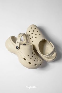 Was wir noch mehr lieben als normale Crocs? Platform-Crocs mit der Extraportion Style 😍! Ab sofort bei uns im Shop: Crocs Classic Platform Schuhe ➮ 🔎 P.SO17J00087001 ___ #crocs #clogs #plateau #fashion #outfitinspo #stylefile" Crocs Platforms, Crocs Outfit, Crocs Clogs, Recycled Jewelry, Clogs