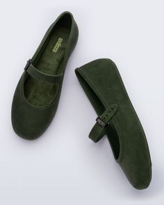 Step into sophistication with the Melissa Soft Ballerina Velvet. This classic ballet flat silhouette meets the luxurious touch of a flocked finish, mimicking velvet. Slip into this season's must-have, blending timeless charm with a touch of something new, for a ballet flat experience that's truly enchanting. Luxury Flat Shoes, Emerald Shoes, Green Ballet Flats, Burgundy Prom, Trending Flats, Ballerina Style, Luxury Flats, Burgundy Prom Dress, Melissa Shoes