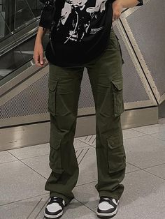 Wide Leg Cargo Pants Outfit, Green Cargo Pants Outfit, Baggy Jeans Women, Dark Green Pants, Cargo Pants Baggy, Outfits Juvenil, Y2k Cargo Pants, Cargo Outfit, Cargo Pants Outfits