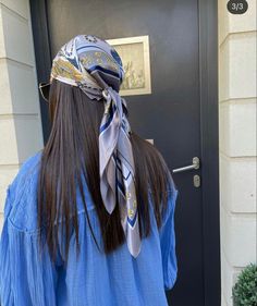 Handkerchief Hairstyles, Blue Bandana Outfit, Hair Scarf Outfit, Hairstyles With Scarf, Hairstyle Scarf, Head Scarf Outfit, Ceo Lifestyle, Summer Bandana, Bandana Outfit