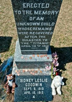 the headstone of sidney leslie and his family