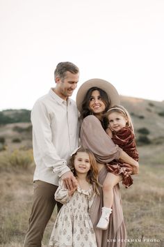 Indoor Fall Family Photoshoot, Family Picture Of 4 Photo Ideas, Fall Families Photos, Family 4 Fall Photoshoot, Family Pictures In Flower Field, Cute Family Poses Picture Ideas, Photo Poses Family Of Four, Family Outdoor Portraits, Family Of Four Posing Ideas