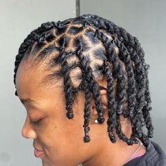 Short Layered Twists Locs Dreadlocks Styles For Ladies, Layered Twists, Layered Short Bob, Short Dreadlocks Hairstyles, Female Dreadlocks Styles, Small Dreads, Dreads Short Hair, Twists Locs, Short Dreadlocks