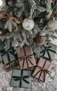 Woodland Wrapping Ideas, Christmas Decor Champagne Color, Aspen Christmas Decor, Monochromatic Wrapping Paper, Christmas Green And Black, Forest Green And Black Christmas Decor, Monochrome Gift Wrapping, Green And Brown Christmas Wrapping, Lotion Gift Wrapping Ideas