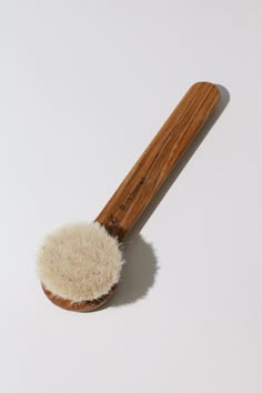 Sommer | Iris Hantverk Dry Face Brush Self Care Tools, Dry Brush, Skincare Face Brush, Face Exfoliator Brush, Eco Friendly Makeup Brushes, Eco Tools Dry Body Brush, Eco Tools Body Brush, Eye Makeup Images, Skin Advice