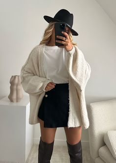 Jupe Short Outfit, Ootd Classe, Christmas Day Outfit Dressy, Paris Autumn Outfit, Outfit Jupe, Autumn Outfits Curvy, St Pattys Day Outfit, Outfit Midsize, Outfits Dressy