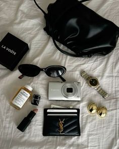 Saint Laurent Card Holder, Everyday Bag Essentials, What's In My Purse, Inside My Bag, Purse Essentials, Handbag Essentials, In My Bag, Women's Bags By Style, What In My Bag