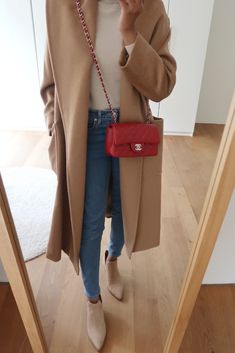 Red Bag Outfit, Max Mara Coat, 일본 패션, Coat Shoes, Red Bag, Camel Coat, 가을 패션, Classic Outfits