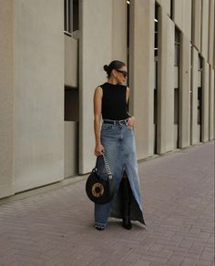 Long Jean Skirt Outfits 2023, Blue Jean Long Skirt Outfits, Zara Denim Skirt Outfit, Denim Skirt Trends 2023, Long Denim Skirt Outfit Spring, Long Blue Jean Skirt Outfits, Alexandra Pereira Outfits, Jean Maxi Skirt Outfit