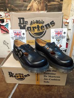 These are a superb quality of original Made in England Dr Martens shoes. They were made in the 1990s at their original factory in Northampton, England. They are a twin strap Mary Jane finished in a black waxy leather.  They have brogue detailing at the front of both feet. They have a wedged cushioned sole offering height and comfort. We have size UK 5 EUR 38  US 6-7 Dr Martens Mary Janes, Northampton England, Doc Marten Oxford, Dr Martens Shoes, Martens Shoes, Dr. Martens, Tap Shoes, Women's Shoes Sandals, Mary Janes