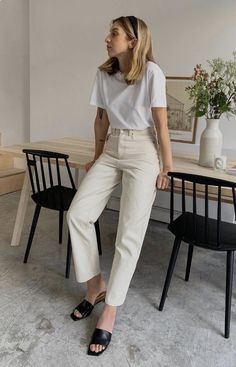 All the capsule wardrobe style tips and advice you need to start building your core closet of fashion basics. Outfit Minimalista, Jeans And T Shirt Outfit, Straight Leg Jeans Outfits, Off White Jeans, Skandinavian Fashion, Look Retro, Outfits Black, Outfit Jeans, Cozy Chic