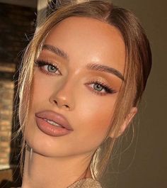 Makeup Looks For Tan Skin Tones, Makeup Inspiration Green Eyes, Soft Glam Makeup Ginger Hair, Nude Make Up Glam, Glam Natural Makeup Looks, Make Up For Club Night, Prom Makeup Round Face, Golden Glowy Makeup Look, Bridal Make Up Blue Eyes Blonde Hair