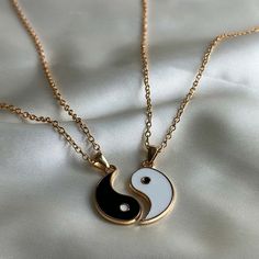 Have a special someone who is the Yin to your Yang? This set of Yin Yang friendship necklaces embody the perfect balance between individuals, reminding us of the importance of our relationships. The Yin Yang design symbolizes harmony and balance, a perfect representation of the bond between friends. Crafted with materials of the highest quality, these necklaces are the perfect way to show your gratitude for those closest to you. Chain length: 44cm Pendant size: 2.8cm Pendant and chain material: Yin Yang Pearl Necklace, Necklace For Friends, Cute Chain Bracelets, Best Friend Pendant, Matching Chains For Best Friends, Ying And Yang Necklace, Yin Yang Accessories, Friendship Necklaces For 2 Aesthetic, Friendship Necklaces Aesthetic