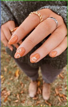 57. White Outline Pumpkin Nails As the leaves begin to paint the world in warm hues of red, orange, and gold, it's time to transition your nail art to embrace the enchanting season of fall. Easy Simple Fall Nails, Fall Time Nails, Kutek Disney, Orange Nail, September Nails