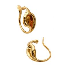 Sculptural Lilies Earrings Designed By Elsa Peretti (1940-2021) For Tiffany Co. This Sculptural Pair Of Earrings Was Designed By Peretti For Tiffany, Circa Late 1970's. They Have Been Manufactured In Solid Yellow Gold Of 18 Karats, With Very High Polished Finish. They Are Designed As An Asymmetric Pair, Left And Right, Giving The Impression Of Floating In The Air And Are Suited With Very Comfortable Element To Place Inside The Ear And Wrapping The Ear-Lobe. This Little Sculptures Have A Reminiscence To The Flowers, Painted By The American Artist Women, Georgia O'keeffe (1887-1986). They Has A Elsa Peretti, Red Yellow, Tiffany & Co., Designer Earrings, Red Gold, Sterling Silver Jewelry, Jewelry Box, Silver Jewelry, Lily