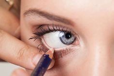 The Surprising Eye Makeup That Could be Giving You Wrinkles Eyeliner Tips, Beauty Mistakes, Eyeliner Hacks, White Eyeliner, Eye Liner Tricks, Green Eye, White Eyes, Eye Makeup Tips, Better Skin