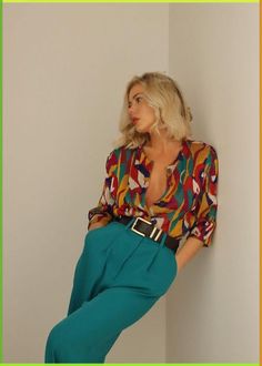 Accessorizing the right way adds the finishing touch to your look. You will learn how to choose the best accessories for your body shape, right here Look 80s, Outfit Chic, Looks Chic, Professional Outfits, Colourful Outfits, Mode Vintage, Mode Inspiration, Looks Vintage, Office Outfits