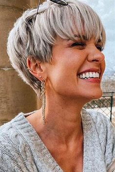 Kort Bob, Hair Styles Men, Haircuts For Medium Length Hair, Short Hair Images, Grey Hair Inspiration, Kaley Cuoco Short Hair, Blonde Haircuts, Short Hairdos, Pixie Haircut For Thick Hair