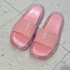 Great Condition Jelly Sandals Worn A Few Times !! Tory Burch Bubble Jelly, Jelly Sandals, Tory Burch Shoes, Women's Shoes Sandals, Jelly, Tory Burch, Shoes Sandals, Bubbles, Women Shoes