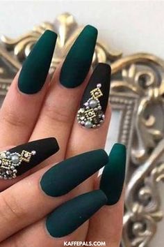 Shine bright with emerald green nails! Luxe designs perfect for winter glam and elegant vibes. #EmeraldNails #WinterStyle #NailTrends