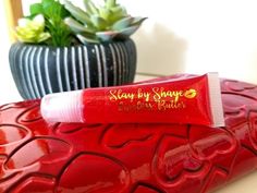 Handmade & infused with natural oils. Gloss goes on sheer or shiny with a hint of sparkle and loads of flavor. Natural, safe and fun for all ages. Each gloss is equipped to moisturize and make your lips kissable & soft 15.oz Tubes American Pie