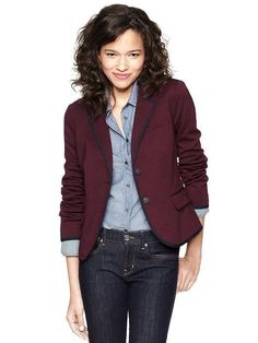 Burgundy Blazer Outfit, Burgandy Blazer, Burgundy Blazer, Gamine Style, Burgundy Jacket, Jeans Claro, Jewel Colors, Jacket Shirt