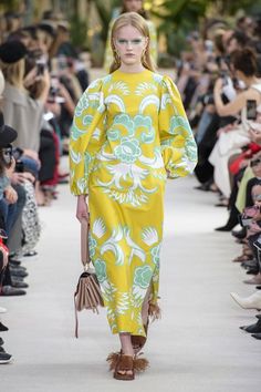 Valentino Does Casual Couture and It Is Brilliant Dior Print, Casual Couture, Madame Figaro, Maxi Dress Cotton, Yellow Fashion, High Fashion Street Style, Summer 2019, Primavera Estate, Kimonos