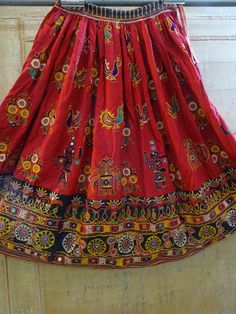 Indian Ghagra, Gujarati Embroidery, Navratri Blouse, Kutch Work Saree, Machi Work, Red Blouse Design, Embroidery Mirror Work, Indian Gold Necklace Designs, Skirt Indian