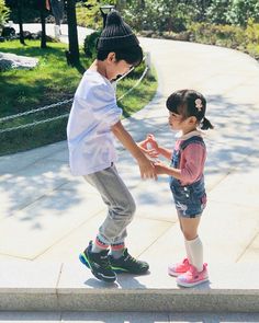 Girl In Wheelchair, Big Brother And Little Sister, Foto Best Friend, Couple With Baby, Korean Kids, Twin Baby Girls, Cute Babies Photography, Ulzzang Kids, Korean Babies