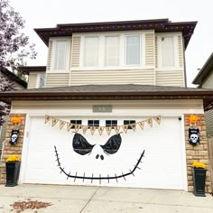 a garage decorated for halloween with jack - o'- lantern decorations