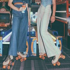 imagen descubierto por eduarda. Descubre (¡y guarda!) tus propias imágenes y videos en We Heart It 80’s Aesthetic, 70s Mode, Outfit Essentials, Roller Disco, Mode Hippie, Fotografi Vintage, 80s Vibes