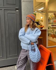 guess what’s my favorite color 🥕 | Instagram Casual Chunky Knit Crochet Cap, Casual Hand Knitted Crochet Hat For Fall, Casual Chunky Knit Crochet Hat, Casual Crochet Beanie For Fall, Colorful Winter Outfits, Jimmy Fairly, Portuguese Style, Quoi Porter, Loose Long Sleeve