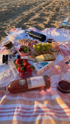 Charcuterie board 
Wine
Sand
Lemonade
Picnic 
Beach 
Candle Wine Beach Aesthetic, Picnic Ideas Simple, Simple Beach Picnic, Beach Picnic Food Ideas, Picnic Ideas Beach, Beach Picnic Food, Aesthetic Beach Picnic, Beach Picnic Ideas