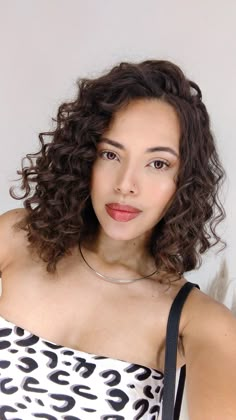 Corte Chanel de bico em cabelo cacheado Corte Chanel, Natural Bob, Corte Bob, Curl Hair, Penteado Cabelo Curto, Curly Hair Cuts, Short Curly Hair, Curly Girl