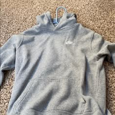 Never Worn Grey Nike Sweatshirt Gray Nike Sweatshirt, Gray Nike Hoodie Outfit, Nike Hoodie Outfit, Sweatshirts Aesthetic, Baggy Outfits, Casual Country Outfits, Grey Nike Hoodie, Gray Nike, Nike Sweatshirt