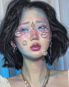 Natural Mermaid Makeup, Seashell Face Paint, Jelly Fish Make Up, Googly Eye Makeup, Wedding Makeup Aesthetic, Water Makeup Look, Majestic Makeup, Jellyfish Makeup, Bubble Makeup