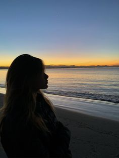 sunset girl Beach Pictures Cold, Winter Beach Pics, Winter Beach Aesthetic, Perfect Sleepover, Northern California Road Trip, La Aesthetic, Sunset Winter, Foto Inspo, Sea Pictures