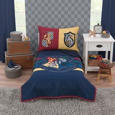 a child's bedroom with harry potter bedding and toys