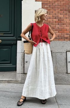 Casual 70s Outfits Summer, Cape Cod Outfit Aesthetic, New England Fashion Summer, London Street Style Summer 2024, Parisian Boho Style, Portugal Outfits Fall, Long White Skirt Outfit Summer, Summer Office Outfits Work Chic, London Style Summer