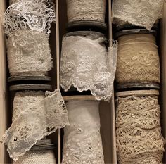 many different types of laces are in a box