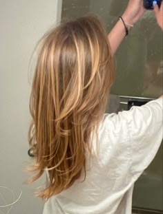 Rambut Brunette, Summer Blonde Hair, Brown Hair Inspo, Honey Blonde Hair, Dark Blonde Hair, Blonde Hair Inspiration, Honey Hair, Blonde Hair With Highlights