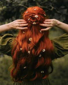 32 Fairycore Hairstyles for Ethereal Beauty: Mystical Mane 10 Flowers In Red Hair, Summer Flower Crown, Red Hair Inspiration, Natural Wavy Hair, Playing With Hair, Seasons Change, Fantasy Aesthetic, Daisy Chain