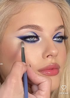 Blue Makeup On Blue Eyes, Smokey Eye On Blue Eyes, Navy Blue Outfit Makeup, Blue Eyeshadow Outfit, Eye Makeup Ideas For Blue Eyes, Blue And Gold Eyeshadow Looks, Smokey Blue Eye Makeup, Dark Blue Makeup Looks, Winter Eyeshadow Looks