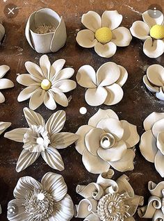 paper flowers are laid out on the table for making them look like they have been made